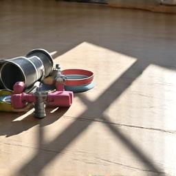 Accessori fitness come bande elastiche, pesi leggeri e tappetino da yoga.